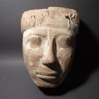 Masque de sarcophage en bois avec restes...