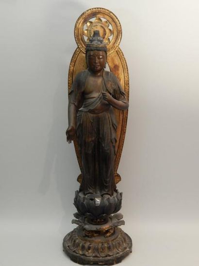Statue de Kannon en bois debout sur un socle...