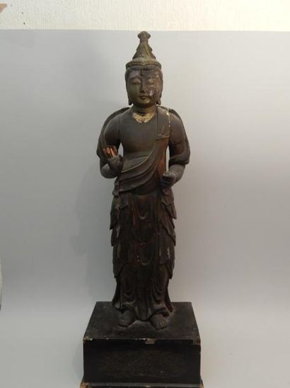 Statue de Kannon en bois debout sur une base...