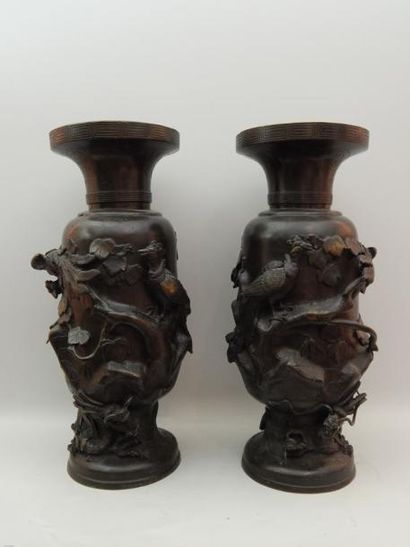 Paire de vases en bronze à décor animalier...