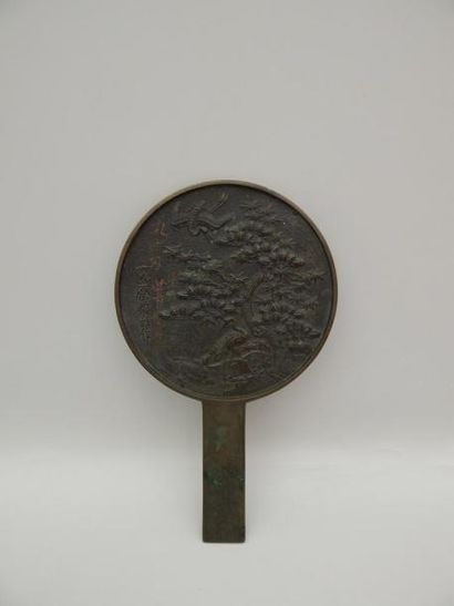 Miroir circulaire à manche en bronze à décor...