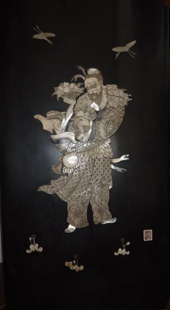Panneau en laque noire, motifs gravés en...