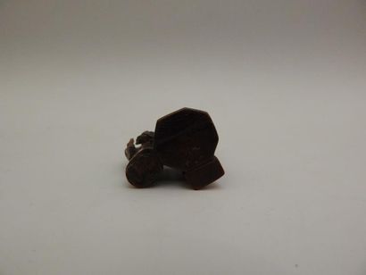 Netsuke en bois représentant deux hommes...