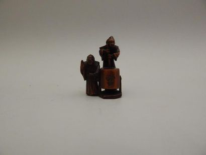 Netsuke en bois représentant deux hommes...