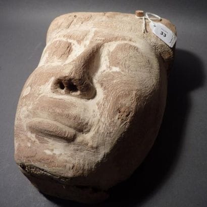 Masque de sarcophage en bois avec restes...