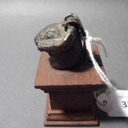 Petite tête du dieu Knoum en bronze à patine...