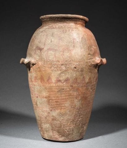 Vase à anses ondulées en terre cuite rosée....