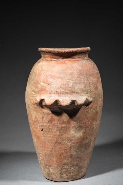 Vase à anses ondulées en terre cuite rosée....