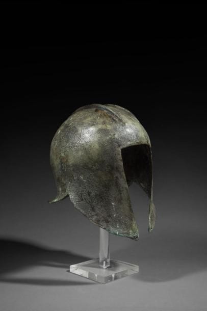 Casque Illyrien en bronze à patine verte....