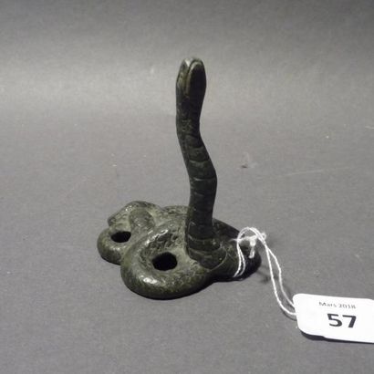 Cobra lové en bronze à patine verte. Avec...