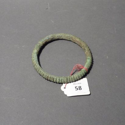 Bracelet en bronze à patine verte. Epoque...