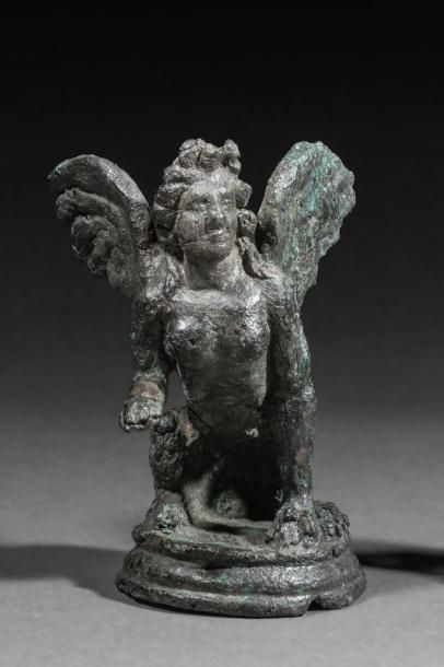 Sphynge ailée à buste de femme en position...