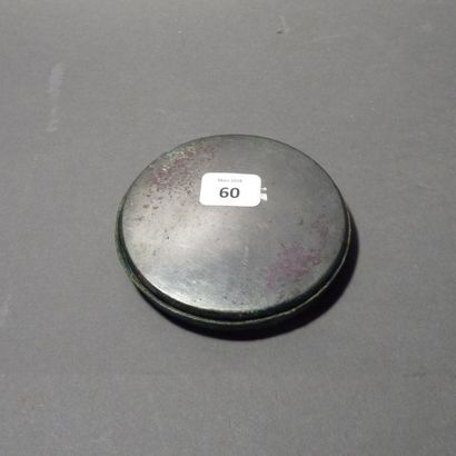 Miroir à double valve en argent. Décoré de...