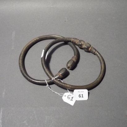 Ensemble de deux bracelets en argent celtes...