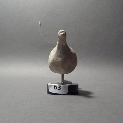 Colombe en terre cuite beige. Grande Grèce,...