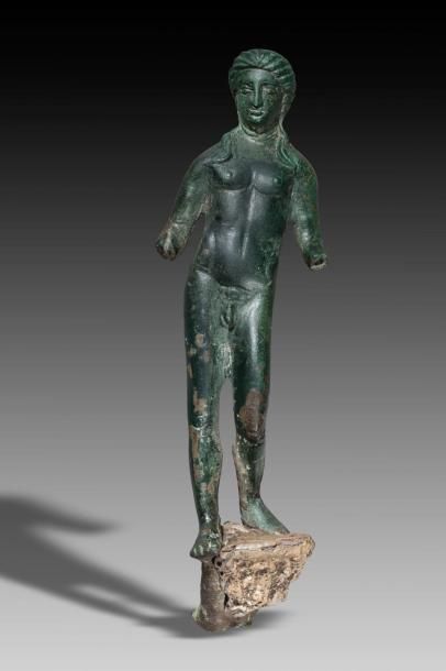 Statuette en bronze à patine verte représentant...