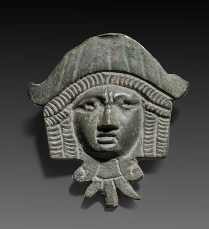 Masque de théâtre coiffé d'un chapeau bicorne...