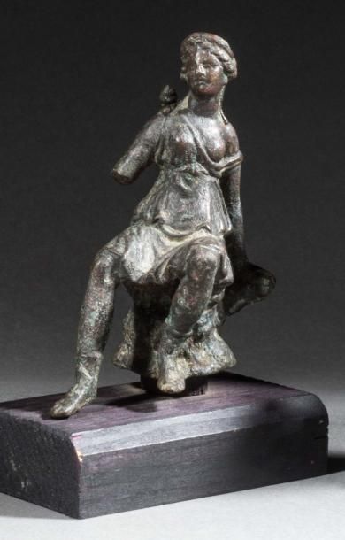 Artémis (déesse de la chasse) assise sur...
