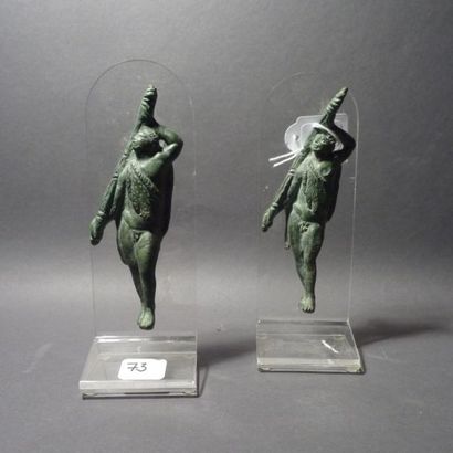 Paire de satyres en bronze à patine verte....