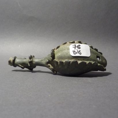 Lot 76 bis. Lampe à huile en forme de noisette,...