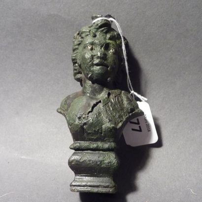 Tête de Bacchus en bronze à patine verte....