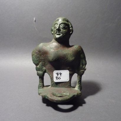 Lot 77 bis. Elégant buste d'un homme, en...
