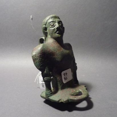 Lot 77 bis. Elégant buste d'un homme, en...