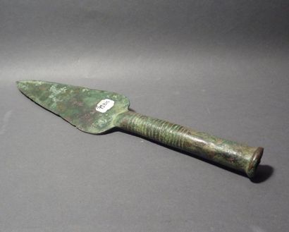 Lot 79 bis. Pointe de lance en bronze à patine...