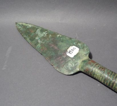 Lot 79 bis. Pointe de lance en bronze à patine...