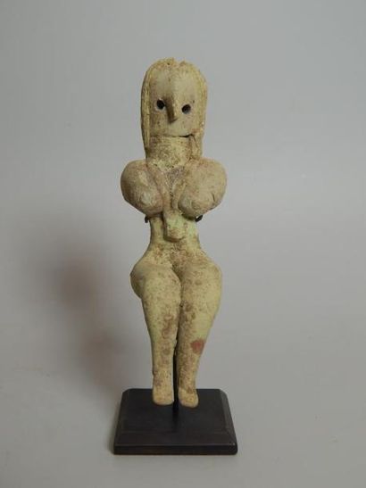Idole féminine assise, les bras placés sous...