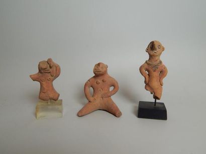 Une idole assise et deux bustes en terre...