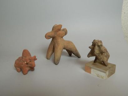 Trois zébus en terre cuite. L : 4.5 à 8.5...