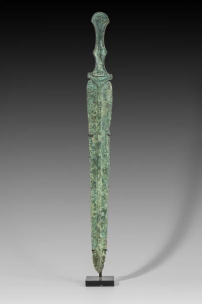 Poignard en bronze. L : 39 cm. LURISTAN (1er...