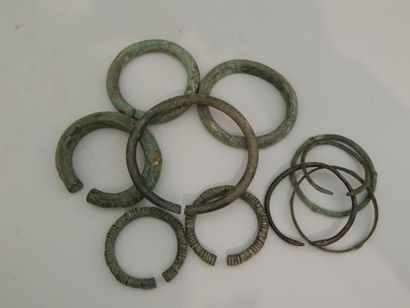Lot de neuf bracelets en bronze. D : 5 à...