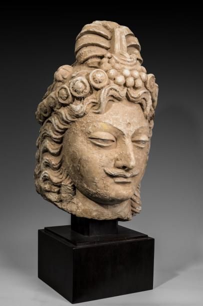 Tête de Bodhisattva en stuc portant un turban...