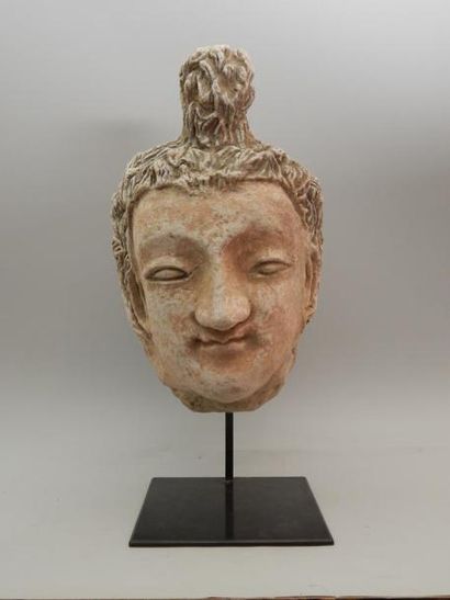 Tête de Bouddha en stuc à engobe. H : 43...
