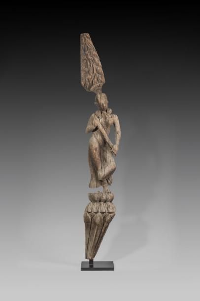 Statuette en bois représentant Sarasvati,...