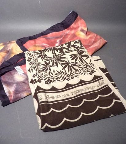 Louis VUITTON. Lot de deux foulards.