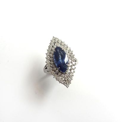 BAGUE en or gris 14K (585/°°) ornée d'un...