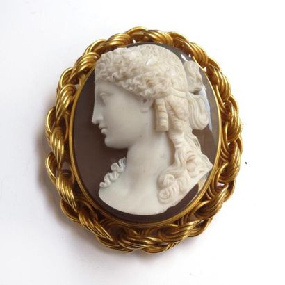 BROCHE ovale en or jaune 18K (750°/°°) formant...