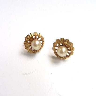 PAIRE de clous d'oreille en or jaune 18K...
