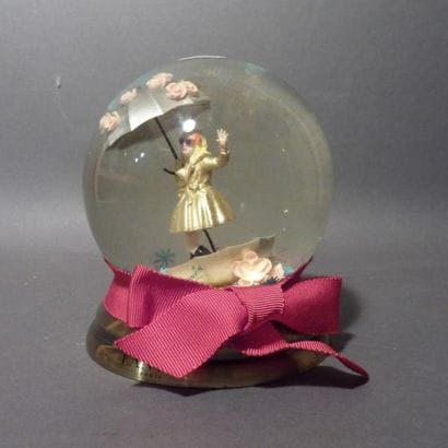 LANVIN. Boule de neige décorative. Dans sa...
