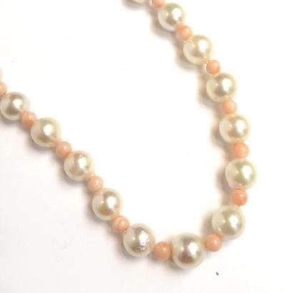 COLLIER de perles de cultures, alternées...