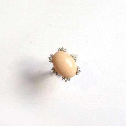 BAGUE en or gris 18k (750/°°), ornée d'un...