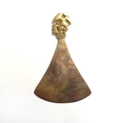 PENDENTIF en métal doré  en forme de Tumi...
