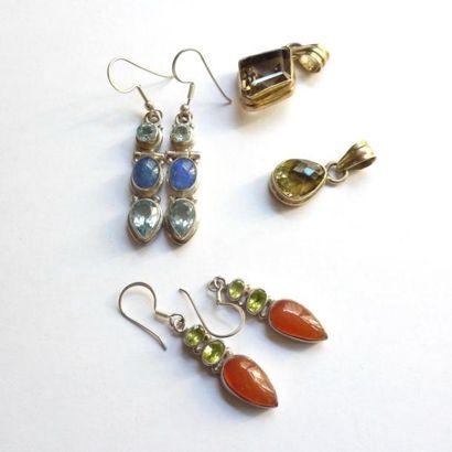 LOT composé de 2 paires de boucles d'oreille...