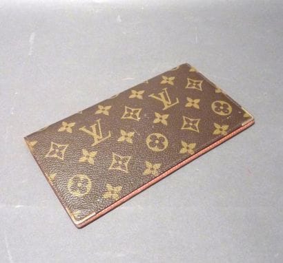 12 bis. Louis VUITTON. Porte-carte et po...