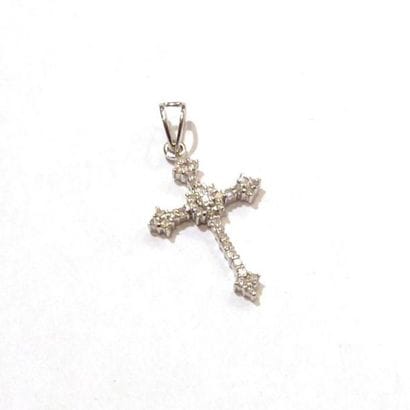 CROIX en or blanc 18K (750/°°) pavée de diamants....