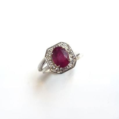 BAGUE en or gris 18k (750/°°), ornée d'une...