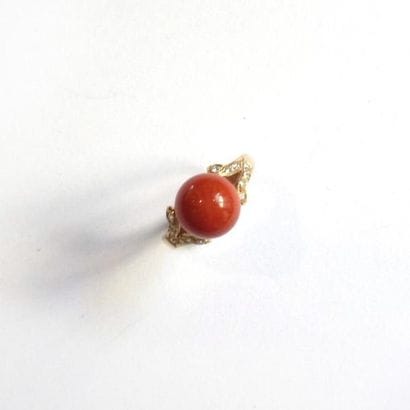 BAGUE en or jaune 18k (750/°°), ornée d'une...